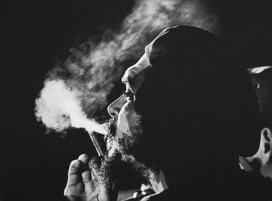 Che Guevara smoking
